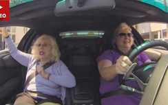 Hai lão bà sành điệu "cưỡi" Lamborghini náo loạn phố phường