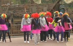 Quý ông mặc váy, đi giày cao gót thi chạy mừng 8/3