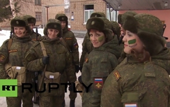 Màn "tập trận" mừng 8/3 của những nữ binh Nga xinh đẹp