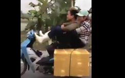 "Trẻ trâu" chỉ dùng hai chân lái xe chở người và hàng hóa
