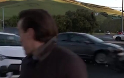 Phóng viên suýt bị ô tô đâm khi đang tác nghiệp