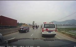 Video: Nhóm "trẻ trâu" đi ăn cưới chặn đường xe cấp cứu