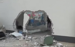 Kinh hoàng nữ tài xế đâm ô tô xuyên táo 3 bức tường