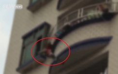 Nghẹt thở giải cứu bé 1 tuổi rơi từ ban công tầng 5