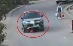 Đi chợ cùng mẹ, con trai bị ô tô cán lên người