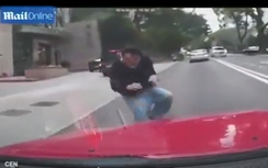 Kinh hoàng người đàn ông lao đầu vào ô tô
