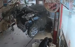 Ô tô "điên" cày nát quán ăn, 6 người trọng thương