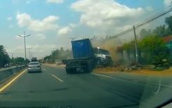 Kinh hoàng container phanh gấp cháy lốp, thân ngoặt sang một bên