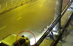 Video: Trộm táo tợn cạy cửa ô tô giữa đường lấy trộm đồ