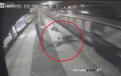 Kinh hoàng tàu điện ngầm đâm văng 2 người bay lên sảnh chờ