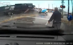 Mắc kẹt gần đường ray, xe cảnh sát bị tàu hỏa đâm nát vụn