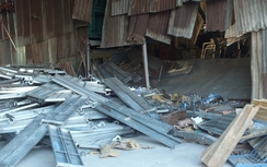 Sập kệ đỡ giàn giáo nặng hàng tấn, 2 công nhân tử nạn