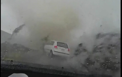 Gió lốc mạnh thổi bay ô tô như ngày tận thế