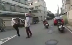 Hùng hổ cầm gậy đánh người, gặp ngay cao thủ