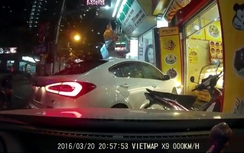 Nhầm chân phanh, Kia đâm Mazda rồi lao vào tiệm bánh