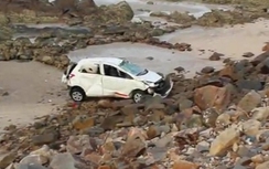 Video taxi lao xuống biển Vũng Tàu, 2 người thương vong