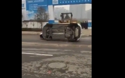 Bị xe ủi "hành hạ" vì đỗ ô tô trước cửa công trường