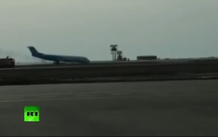 Thót tim máy bay mất bánh trước vẫn hạ cánh an toàn