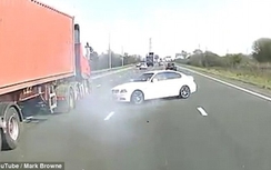 Liều lĩnh tạt đầu, BMW bị container húc văng khỏi cao tốc