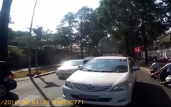 Taxi vượt ẩu lấn làn bị xe máy "bắt" lùi về chỗ cũ