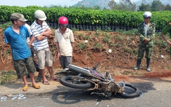 Lao vào đầu xe khách, chủ xe máy văng xuống đường tử vong