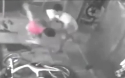 Dọa "xẻo" thanh niên tiểu bậy, chủ nhà bị chém tới tấp