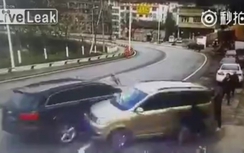 Ô tô phóng như "điên" đâm xe 7 chỗ văng vào người đi bộ