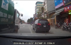 Video: Hoảng hồn xe chở rác ép ô tô con ở Thanh Hóa