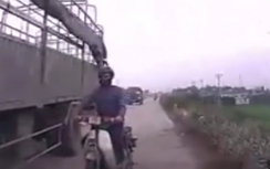 Xe máy vượt ẩu, suýt bị ô tô nghiền nát