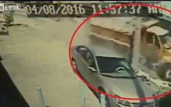 Xe tải lao như tên bắn đâm đổ cột điện, nát 4 ôtô