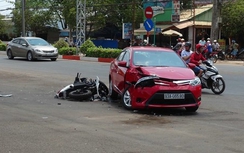 Chạy trốn CSGT, thanh niên lao đầu vào ô tô nguy kịch