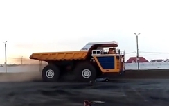 Khoảnh khắc xe điện lớn nhất hành tinh cán nát ô tô con