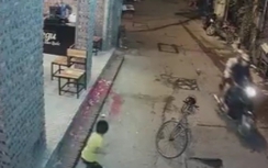 Côn đồ ném mắm tôm vào cửa hàng ăn trên phố Hà Nội