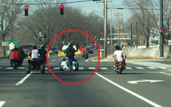 Dân chơi Mỹ bốc đầu xe 4 bánh náo loạn đường phố