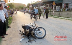 Xe máy tông nhau nát đầu, hai người nguy kịch