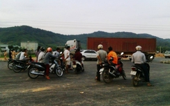 Xe container vướng dây điện, tài xế bị điện giật chết