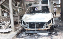Innova cháy trơ khung giữa đêm ở Nghệ An