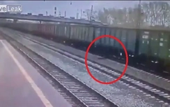 Kinh hoàng người đàn ông lao vào tàu hỏa tự sát