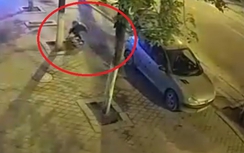 Video: Choáng cảnh "dân chơi" đi ô tô trộm gạch vỉa hè