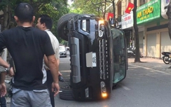 Video: "Xế" sang lật nghiêng chỏng trơ giữa phố Hà Nội