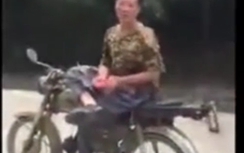 Phẫn nộ cảnh "làm xiếc" trên xe máy