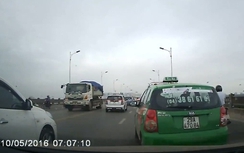 CSGT truy tìm taxi Mai Linh lạng lách, vượt ẩu trên cầu Vĩnh Tuy