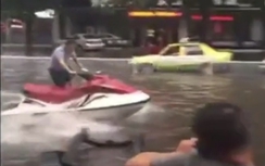 Ngập lụt, dân Trung Quốc lôi ca-nô ra phóng giữa đường