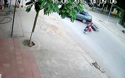 Video: Xe máy lao như tên bắn, chui thẳng gầm ô tô