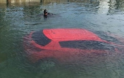 Video: Cô gái lao ô tô xuống hồ vì... đi theo định vị GPS