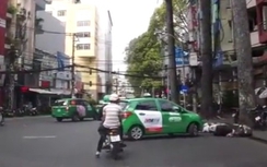 Taxi quay đầu đâm văng 2 người giữa phố TP.HCM
