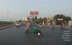 Video: Kẹp 3 "hôn" đuôi xe máy ngã văng ra đường ở Long Biên