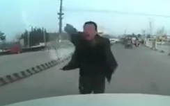 Video: Giả vờ lao vào ô tô rồi hùng hổ tới ăn vạ