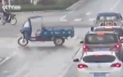 Xe lam không người lái đâm loạn xạ giữa phố