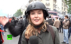 Nữ phóng viên Nga bị đánh bật mũ bảo hiểm khi dẫn hiện trường